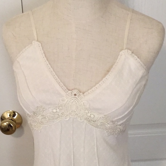 No Boundaries 🛍 cream-colored lace camisole - Picture 2 of 4